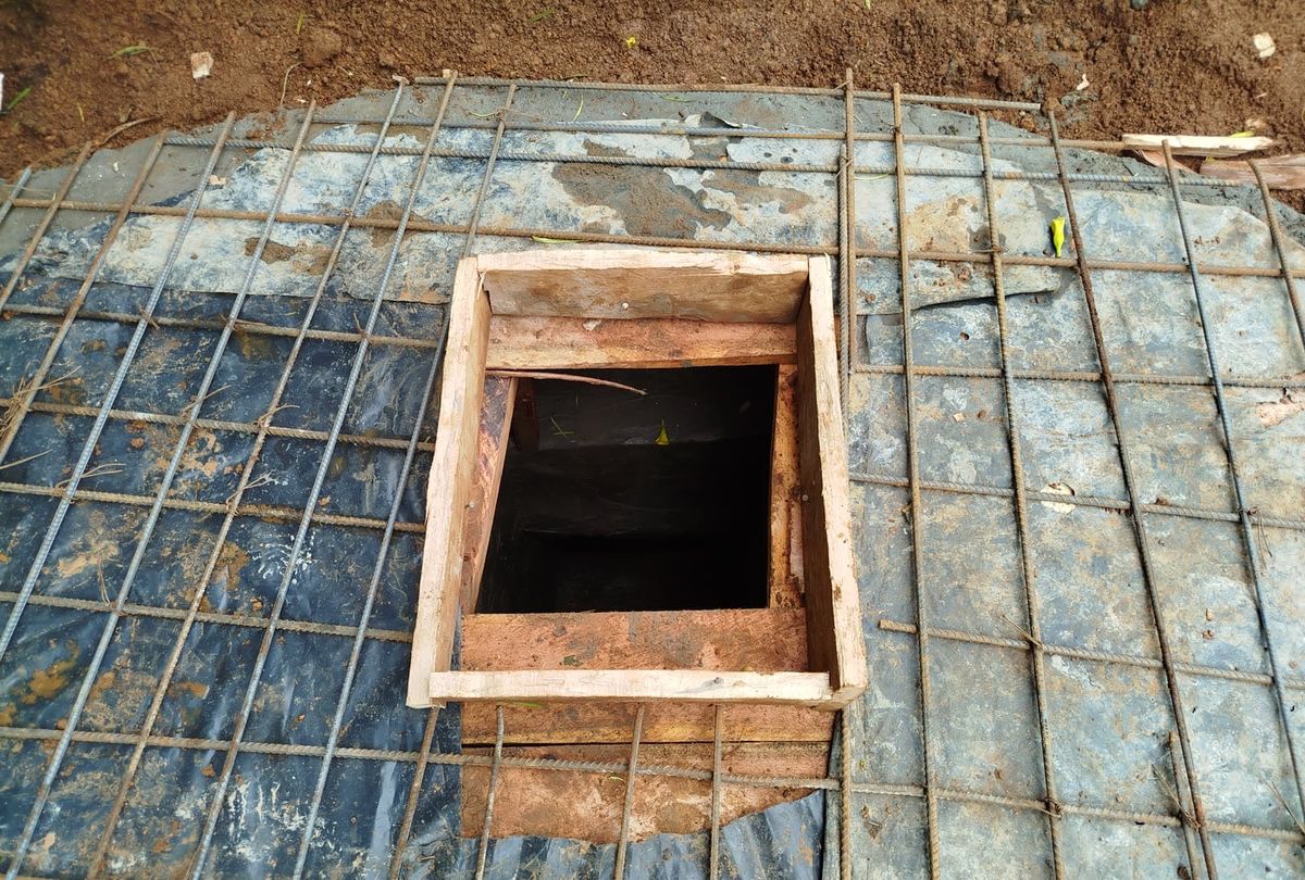 Formwork for an inlet chamber set in reinforcement mesh